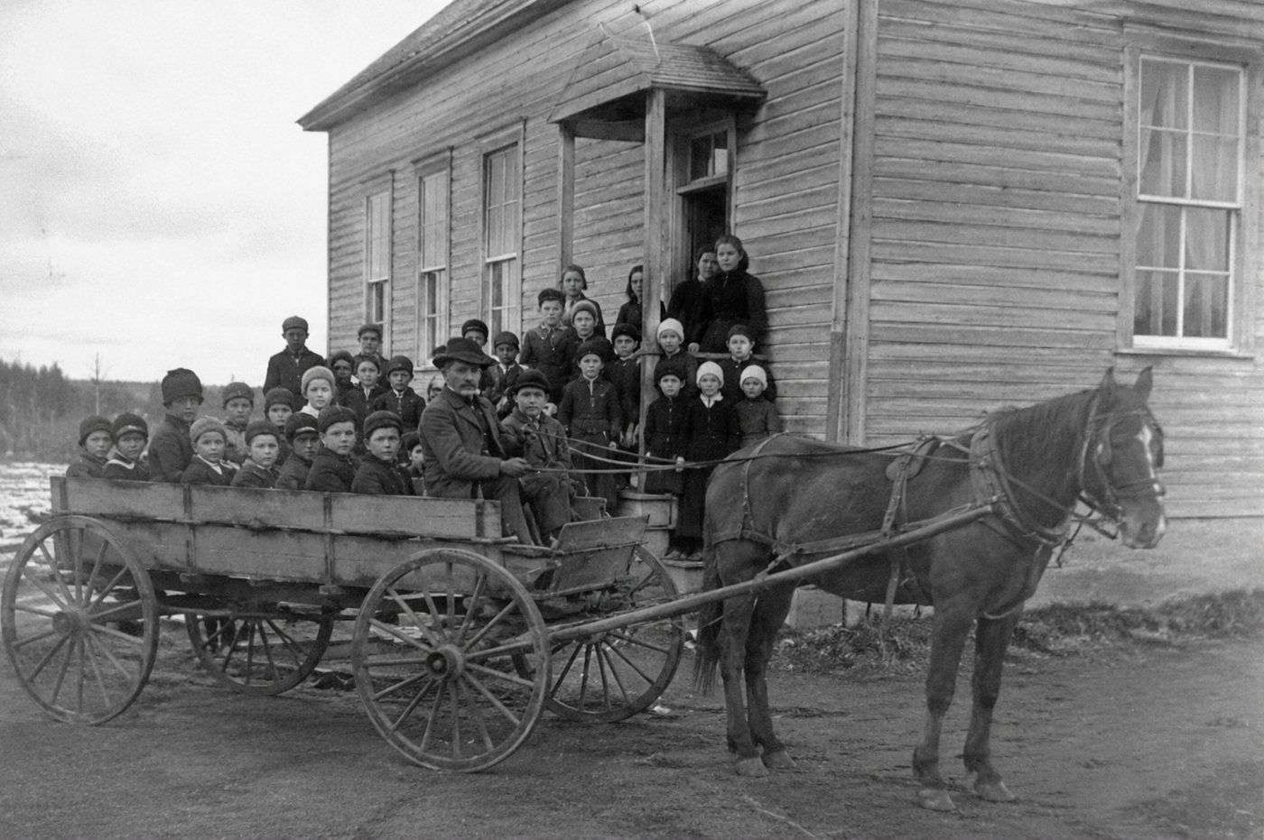 Famille québécoise et enfants étudiant à la maison au début du XXe siècle